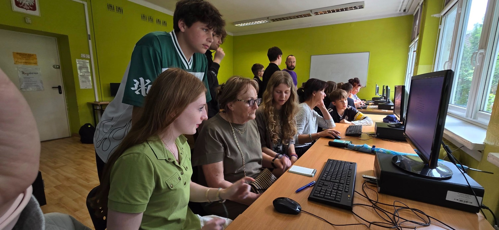 ZSP nr 14 młodzież szkolna uczy seniorów obsługi komputera