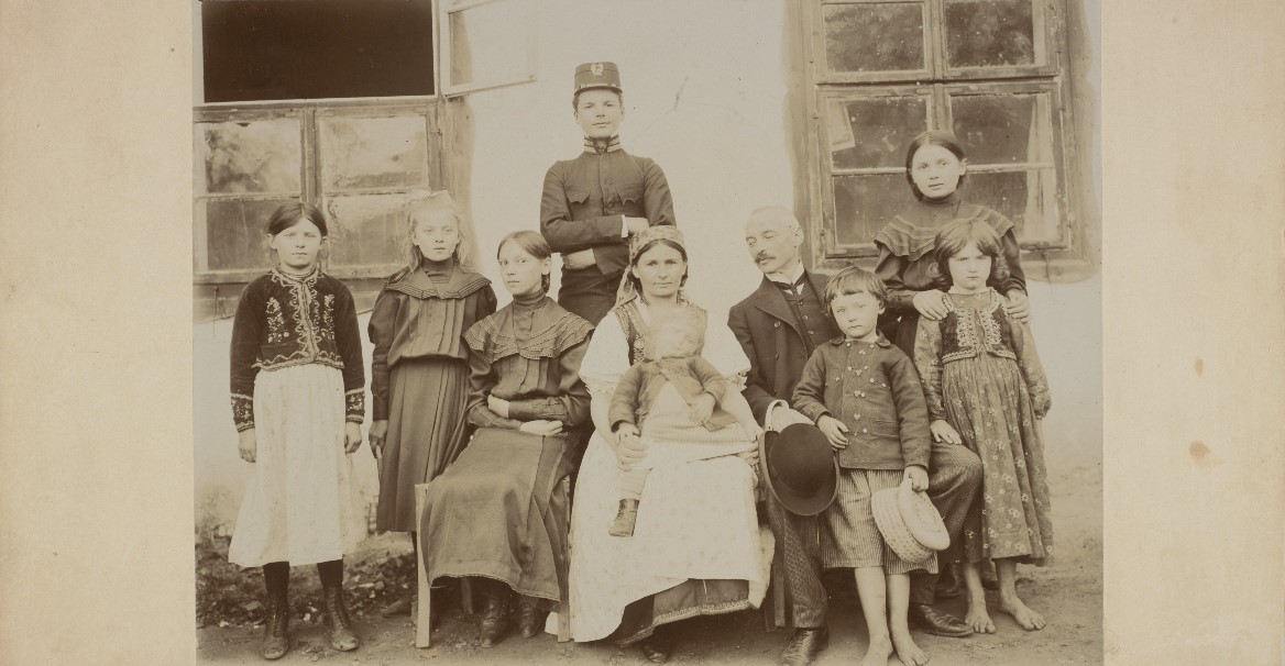 Włodzimierz Tetmajer z rodziną przed domem w Bronowicach, około 1915, Muzeum Narodowe w Krakowie, licencja PD, źródło: Zbiory Cyfrowe MNK